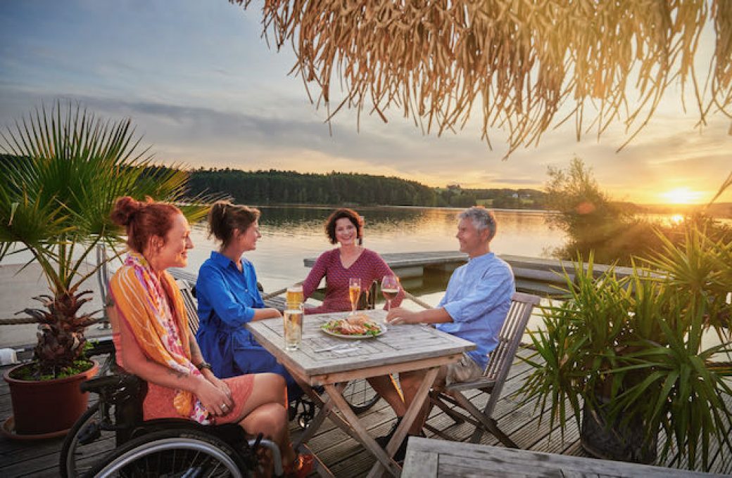 Fränkisches_Seenland_Strandbar_am_Igelsbachsee_bei_Sonnenuntergang.