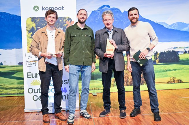 visitBerlin-Pressesprecher Christian Tänzler (2. v. r.) nimmt den Preis auf der CMT entgegen. © komoot/Griessenböck | visitBerlin-Pressesprecher Christian Tänzler (2. v. r.) nimmt den Preis auf der CMT entgegen. © komoot/Griessenböck