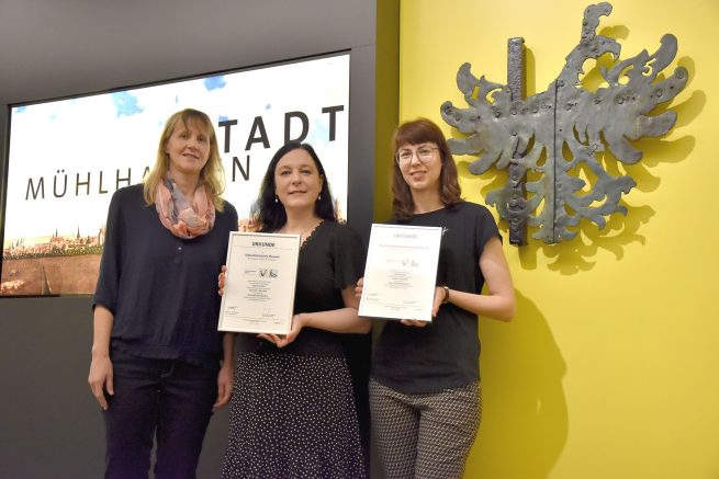 Übergabe der Zertifikate an die Mühlhäuser Museen Peggy Fauß, Susanne Kimmig-Völkner, Sarah Pönicke (v.l.) © Matthias Nolte, Mühlhäuser Museen | Übergabe der Zertifikate an die Mühlhäuser Museen Peggy Fauß, Susanne Kimmig-Völkner, Sarah Pönicke (v.l.) © Matthias Nolte, Mühlhäuser Museen